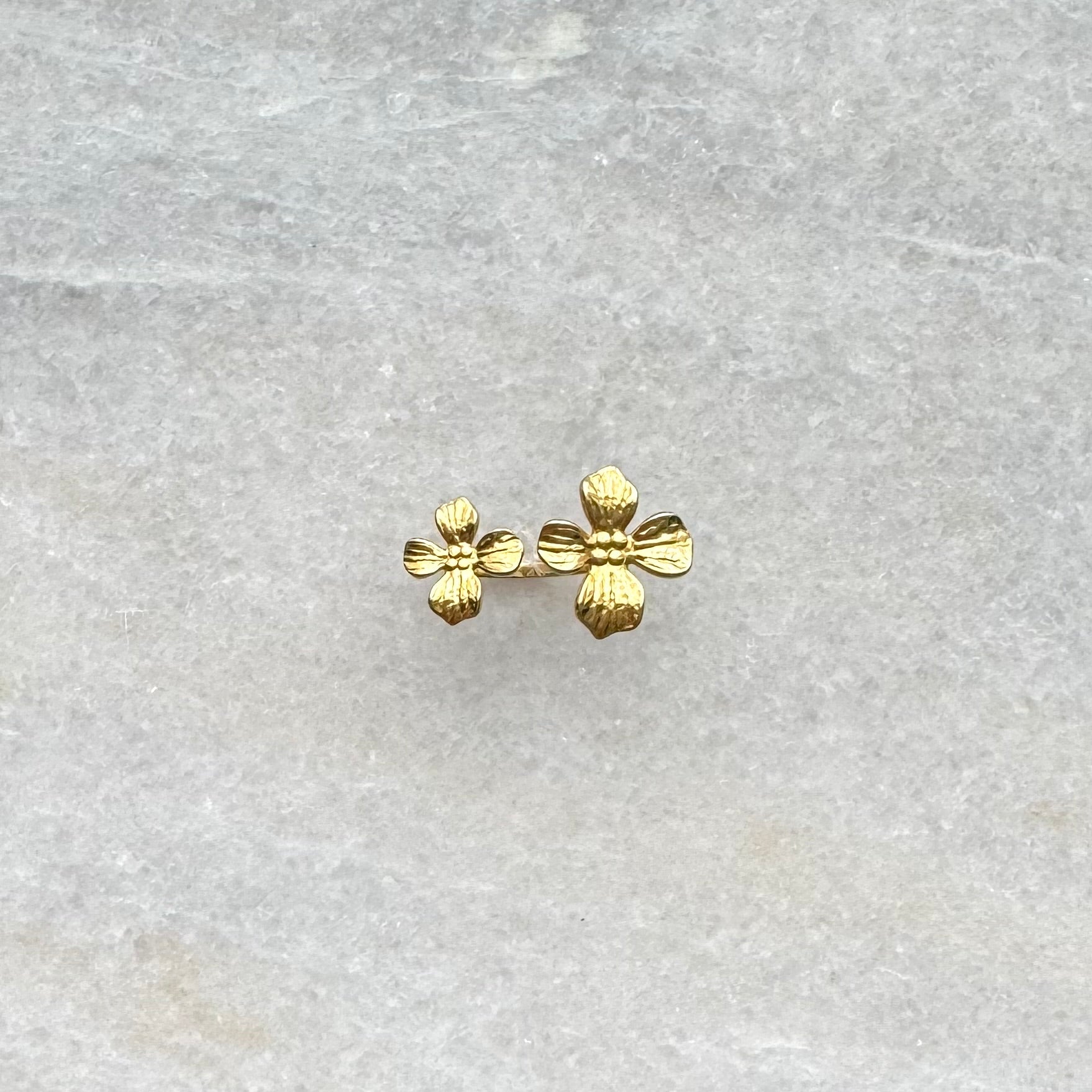 Gouden ring met bloemen | Stainless Steel ringen kopen online | Roestvrijstalen sieraden | BY BLOOM
