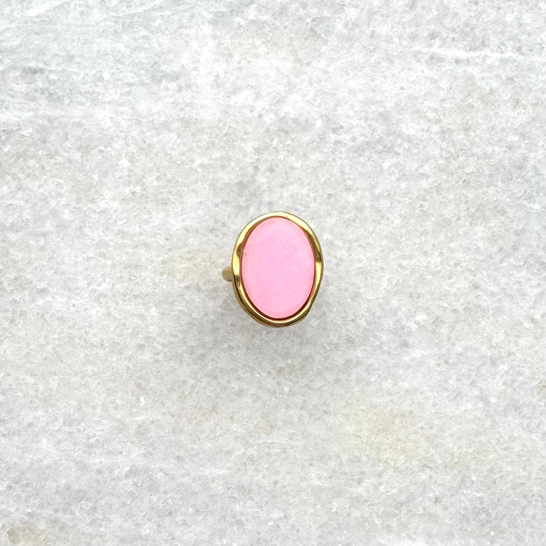 Gouden ring met roze steen | Roestvrijstalen sieraden kopen online | BY BLOOM sieraden