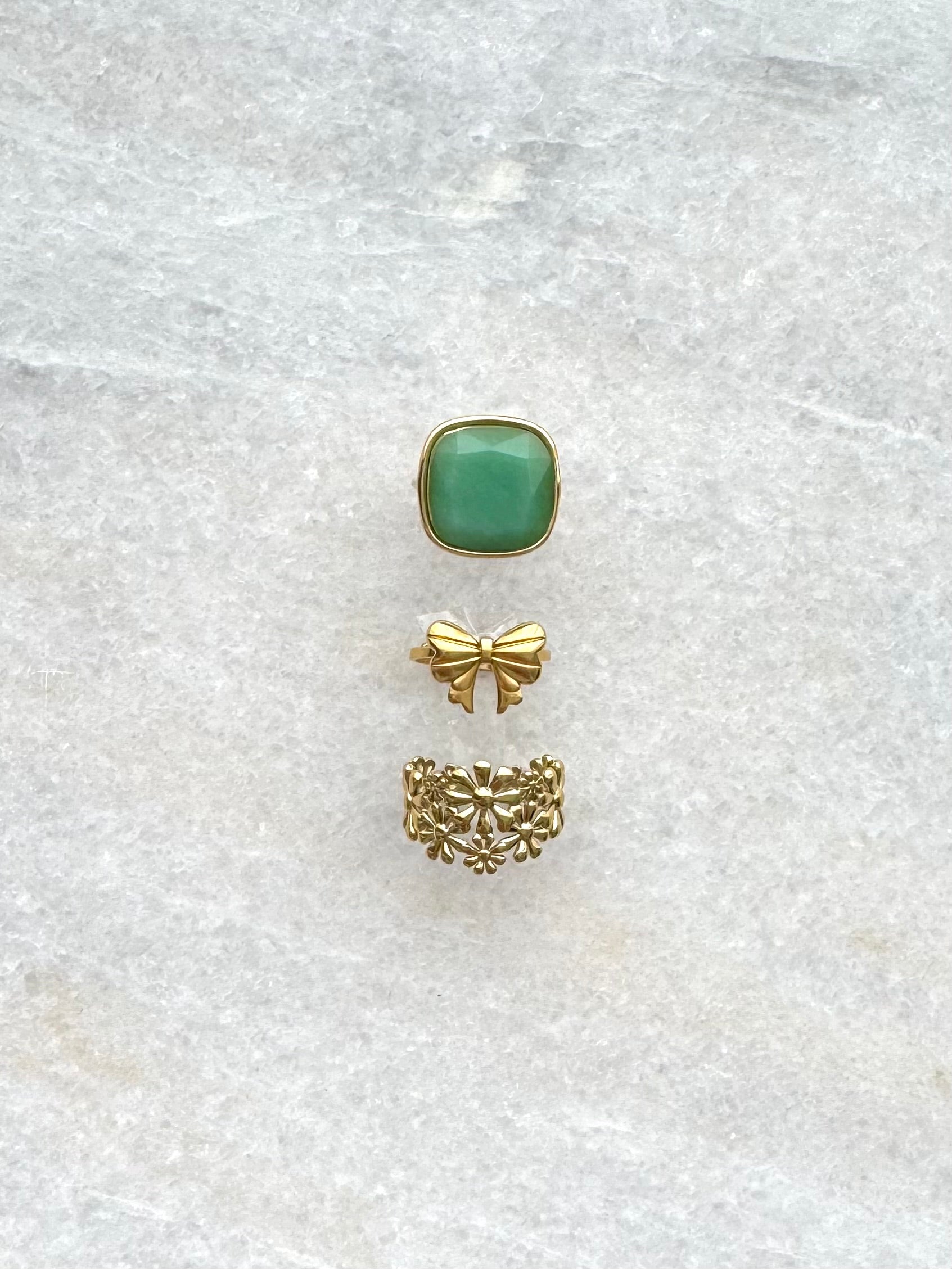Gouden ring met groene natuursteen | Roestvrijstalen ring online kopen | BY BLOOM sieraden