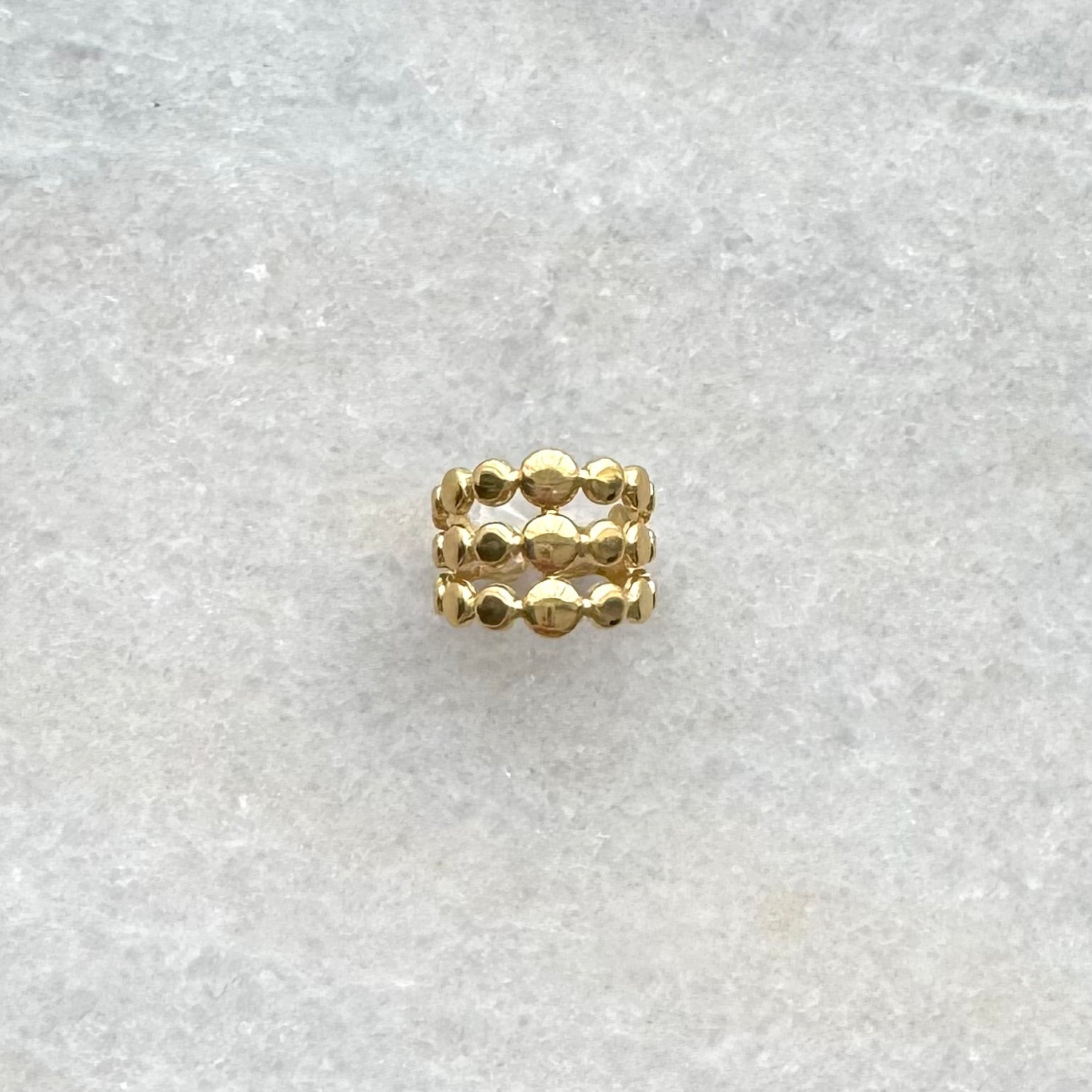 Gouden ring met rondjes | Stainless Steel ring kopen online | BY BLOOM sieraden kopen