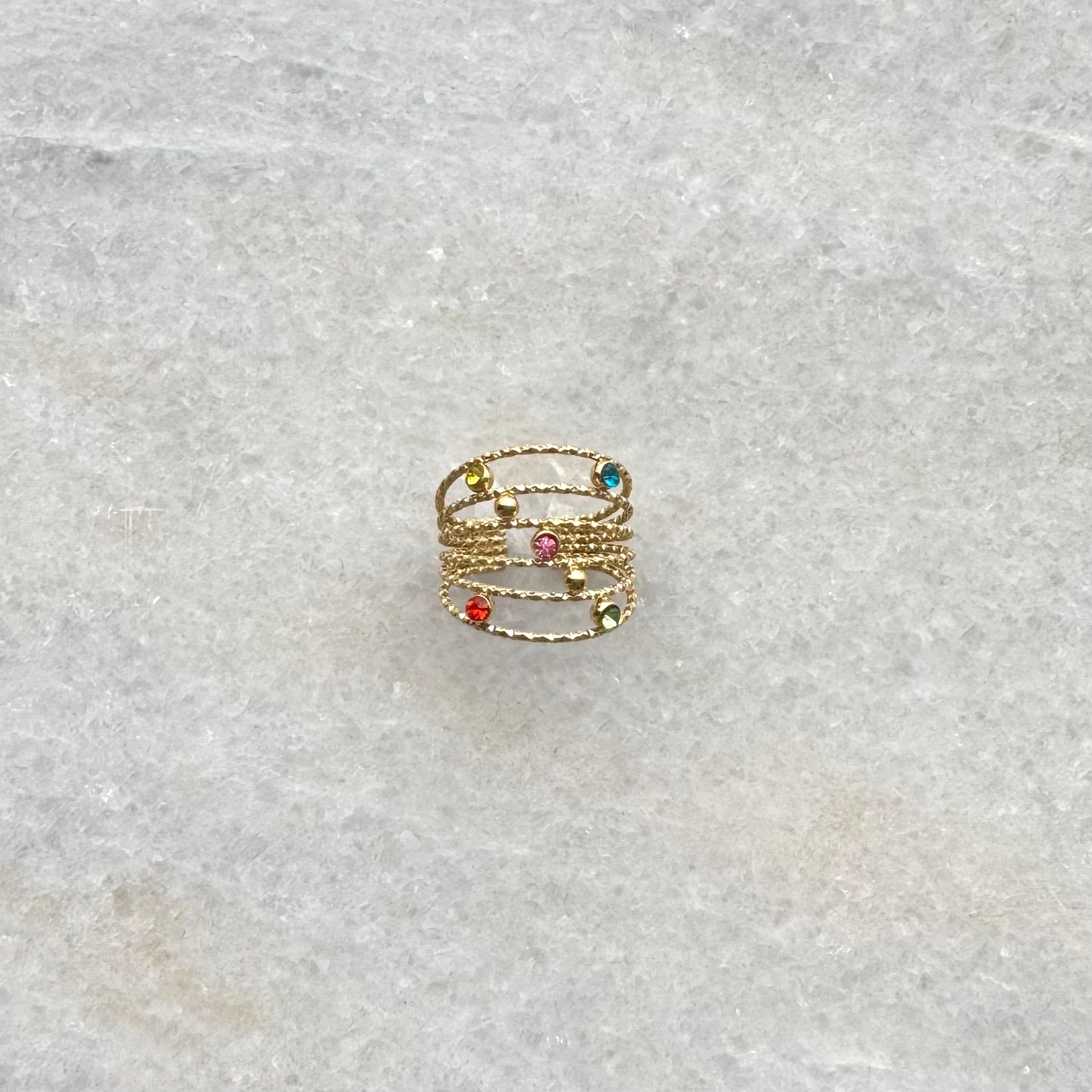 Gouden ring met regenboog steentjes | Gouden stainless steel ring | BY BLOOM sieraden