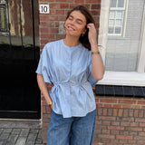 Lichtblauwe blouse met driekwart mouw | Getailleerde blouse met strik