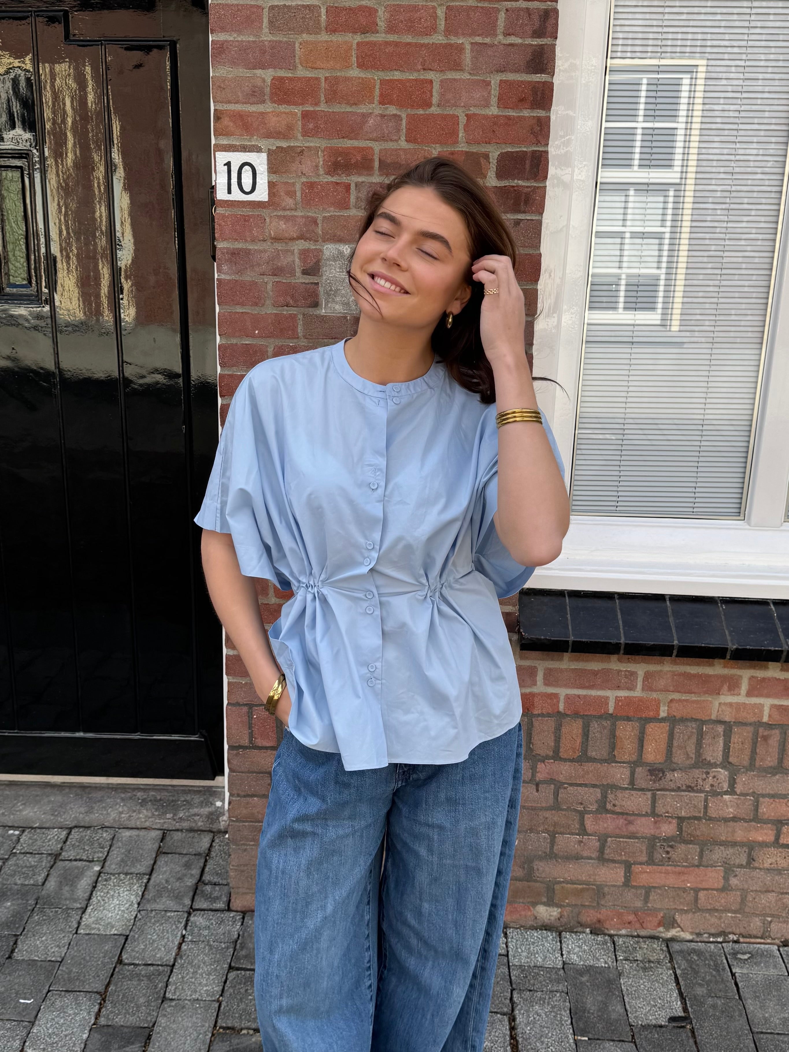 Lichtblauwe blouse met driekwart mouw | Getailleerde blouse met strik